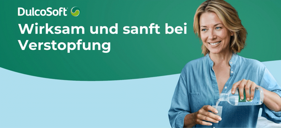 Frau gießt DulcoSoft Lösung in ein Glas. Text: Wirksam und sanft bei Verstopfung.